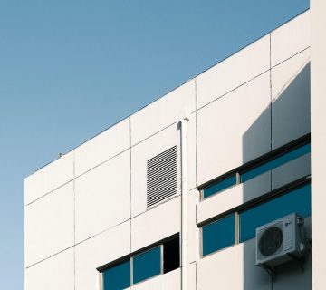 Facade équipée d'une unité de climatisation réversible avec grand ciel bleu